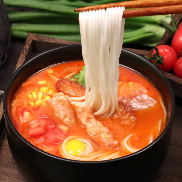 “濟寧康德食品”生產(chǎn)車間是無菌化車間，擁有大型高壓熬湯設備