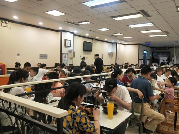 康德專(zhuān)注于食品調(diào)味料已十八年有余，一直注重出品的安全、穩(wěn)定，強(qiáng)調(diào)給商家?guī)?lái)廚師便捷,出品穩(wěn)定，減少能耗，安全有保障！歡迎有意合作老板質(zhì)詢(xún)來(lái)工廠(chǎng)考察！